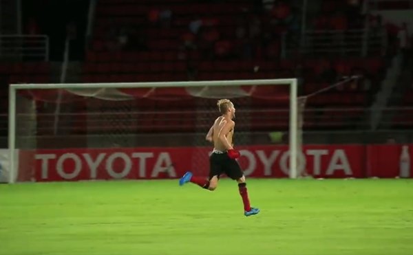 ท่าดีใจใหม่! มาริโอ ซัดฟรีคิกท้ายเกม ฉลองประตู ถอดเสื้อ ...