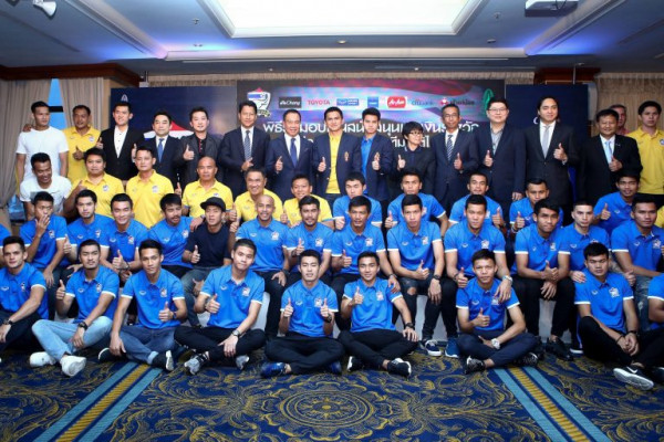 สมาคมฯ มอบเงินสนับสนุนและเงินรางวัลแก่ คณะทีมฟุตบอลชายทีมชาติไทย