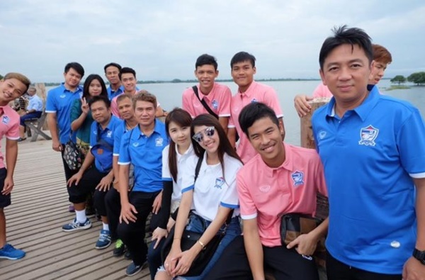 สื่อเวียดนาม ตีข่าวทีมงานสต๊าฟฟ์ ยู-19 ทีมชาติไทย ชุดป้องแชมป์อาเซียน สวยเหมือนนางฟ้า