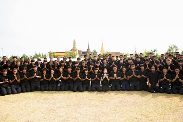 ทีมชาติไทย ถวายสักการะพระบรมศพ เบื้องหน้าพระบรมฉายาลักษณ์ พระบาทสมเด็จพระปรมินทรมหาภูมิพลอดุลยเดช