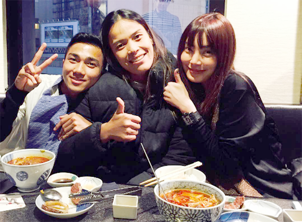 โลกกลม! 'กัปตันกิ๊ฟ' แชะภาพคู่ 'เจ-เมย์' ที่แดนปลาดิบ
