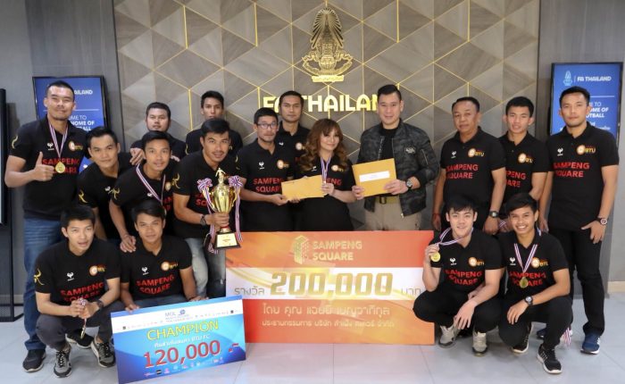ถ้วยเกียรติยศ! ส.บอล มอบรางวัล "สำเพ็ง สแควร์" แชมป์บอลชายหาดไทยลีก 2017