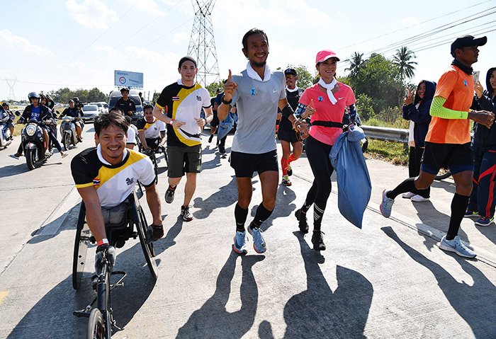นักกีฬาพาราทีมชาติไทย ร่วมวิ่งเคียงข้าง พี่ตูน "โครงการก้าวคนละก้าว" ที่กำแพงเพชร