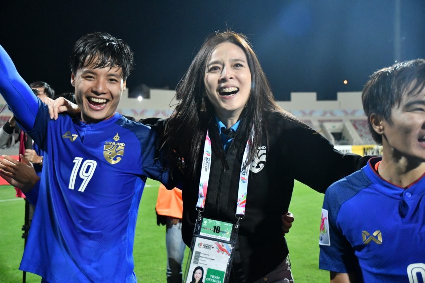 ที่สุดของความสุข! “มาดามแป้ง” มอบตั๋วบอลโลก เป็นของขวัญวันปีใหม่แก่แฟนบอลไทย
