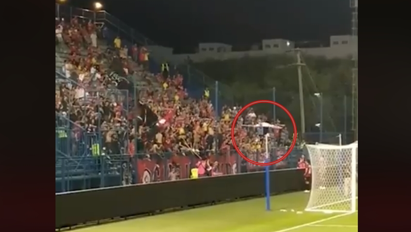 งามไส้อีกแล้ว! แฟนบอลกิเลน ฟิวส์ขาดปาธงใส่นักเตะตัวเอง หลังบุกพ่ายบีจี (มีคลิป)