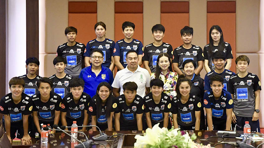 เอาฤกษ์เอาชัย! บิ๊กอ๊อด ให้โอวาทนักเตะ "ชบาแก้ว" ก่อนลงแข่งขันลูกหนังสี่เส้าที่จีน