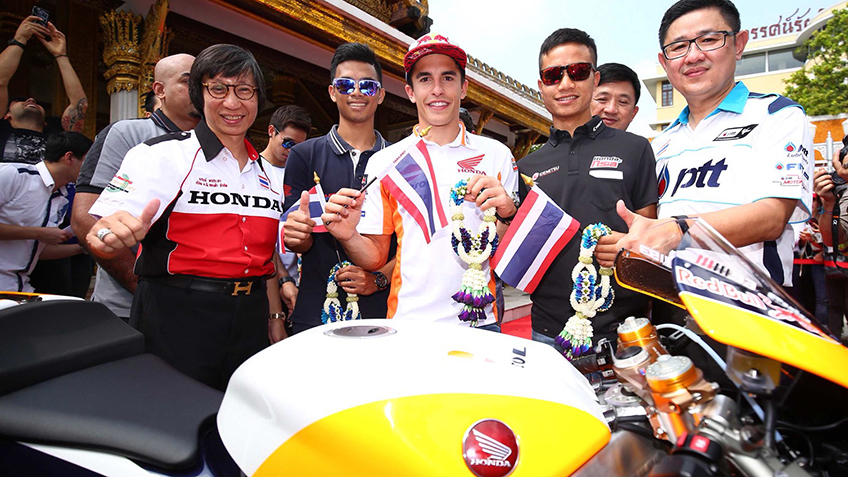 ต้อนรับอบอุ่น! มาร์เกซ เดินทางถึงไทย ชม หุ่นกระบอก-โขนเด็ก ก่อนลุย "พีทีที ไทยแลนด์ กรังด์ ปรีซ์"