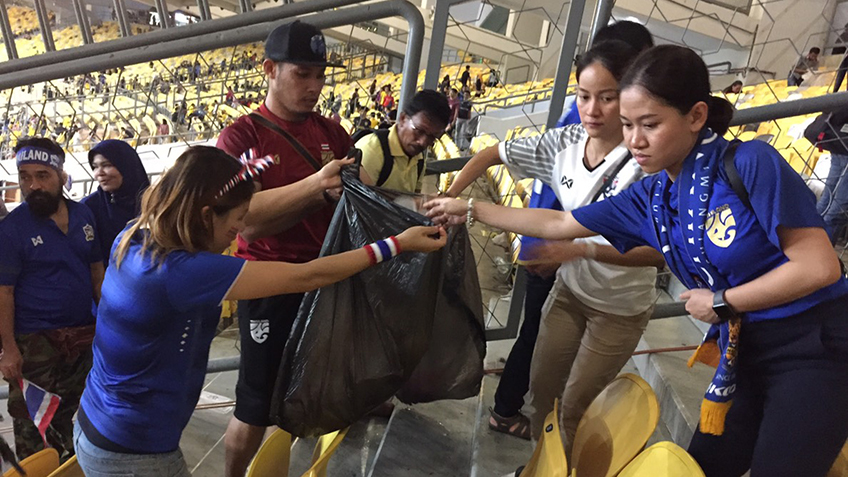 คนไทยน้ำใจงาม! กองเชียร์ช้างศึก ร่วมเก็บขยะ ในบูกิต จาลิล หลังจบเกม มาเลเซีย vs ไทย