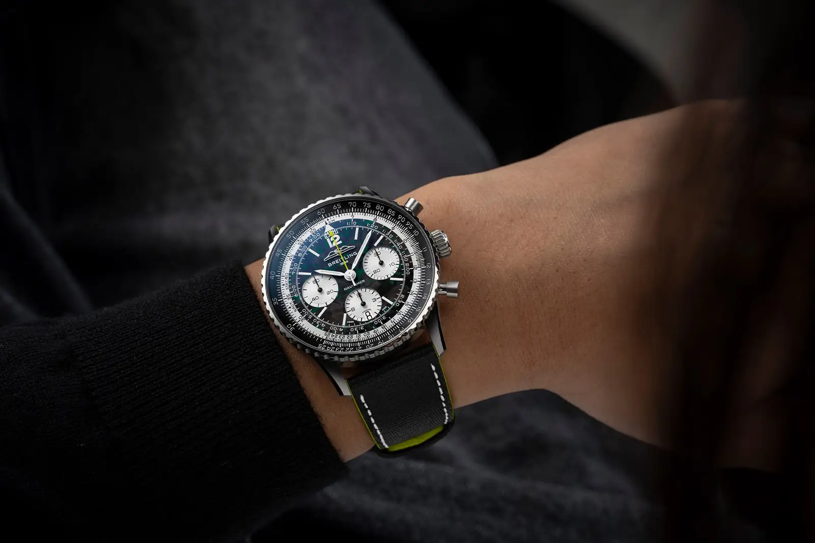 นาฬิกา Breitling Navitimer B01 Chronograph 43 Aston Martin Aramco Formula One Team