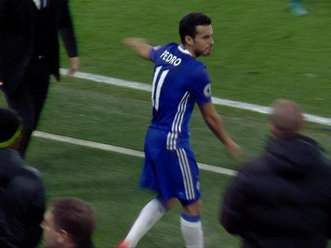 เปโดร โชว์เหนือ หลอกผ่านบอล ก่อนปั่นโค้งบอลเสียบเสาเข้าประตู