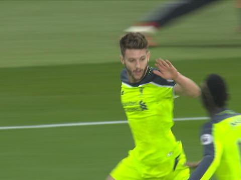 ไคลจ์ ถึงเส้นหลังตัดบอลมาเสาสอง ลัลลาน่า วิ่งมาโขกเต็มๆ หงส์นำ 1-0