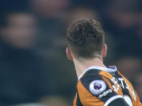 โรเบิร์ตสัน ดึงบอลลงสวย บรรจงวางเท้ายิง บอลพุ่งชนเสาดังสนั่น