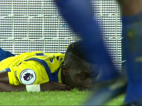 ลูกากู ผ่านบอลมาเสาสอง กูร์อาย วิ่งมาซัดบอลข้ามคาน หมดสิทธิ์ลุ้น