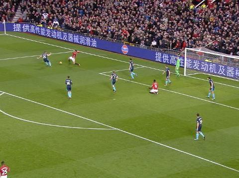 ปอล ป็อกบา ตีลังกายิงด้วยขวาชนเสาสองอย่างน่าเสียดาย