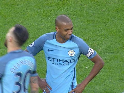 ดุเดือด!! แฟร์นานดินโญ่ เสียบสองเท้าใส่ กุดมุนด์สสัน ผู้ตัดสินชูใบแดงไล่ออกทันที