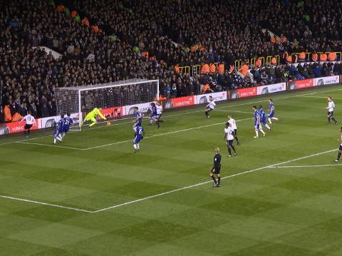 โรส อาสาเปิดฟรีคิกข้ามมาเสาสอง ไดเออร์ โหม่งมุมแคบ คูร์กตัวส์ พุ่งปัดไว้