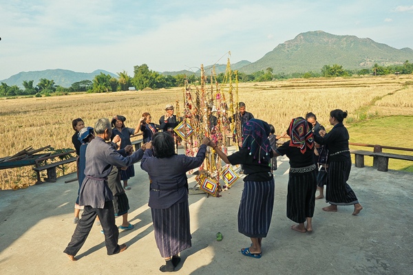 ม่วนหลาย เที่ยว หมู่บ้านวัฒนธรรมไทดำ วิถีชีวิตดั้งเดิมลาวโซ่ง เชียงคาน