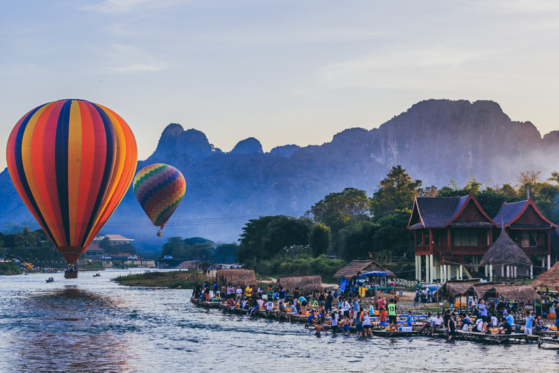 Balloon over Song river