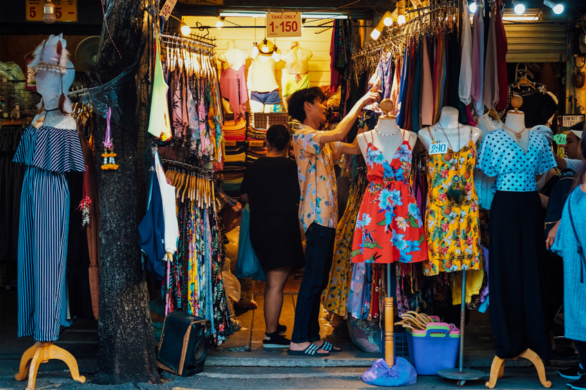 ที่เที่ยวกรุงเทพ กลางคืน ตลาดขายส่งเสื้อผ้า จตุจักร
