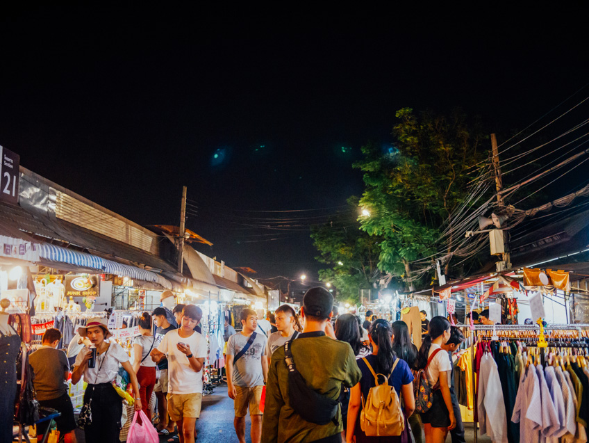 ตลาดขายส่งเสื้อผ้า จตุจักร ที่เที่ยวกรุงเทพ กลางคืน
