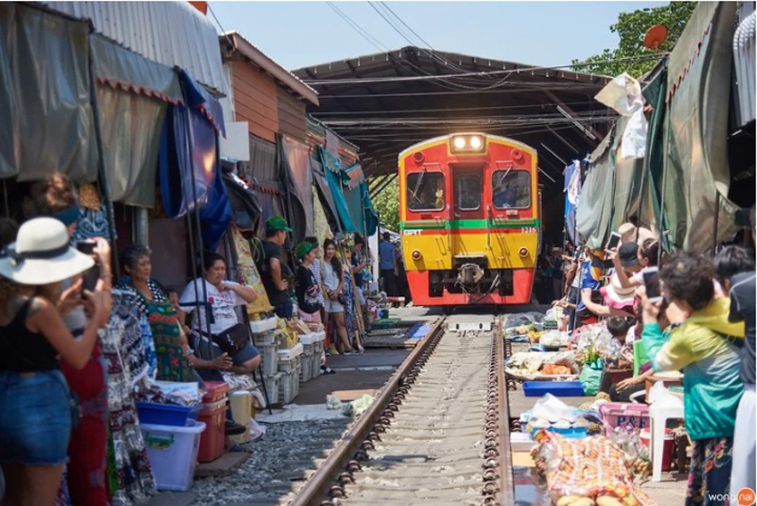 นั่งรถไฟเที่ยว ตลาดร่มหุบ เที่ยวใกล้กรุงเทพ