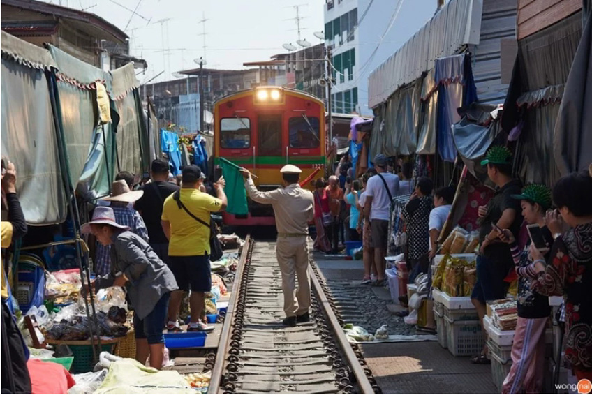 นั่งรถไฟเที่ยว ตลาดร่มหุบ เที่ยวใกล้กรุงเทพ