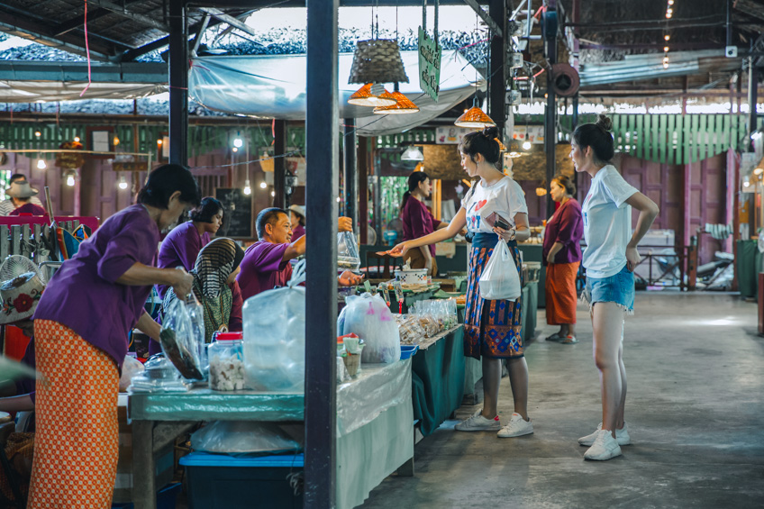 ตลาดโก้งโค้ง ขับรถเที่ยวอยุธยา