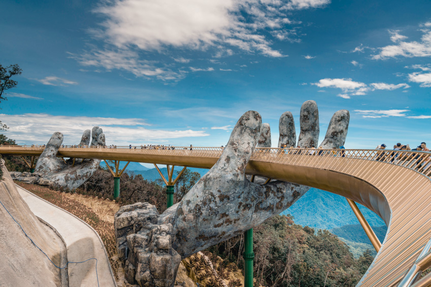 สะพานบนมือยักษ์ Golden Bridge ที่ บานาฮิลล์ เวียดนาม ในสายหมอก