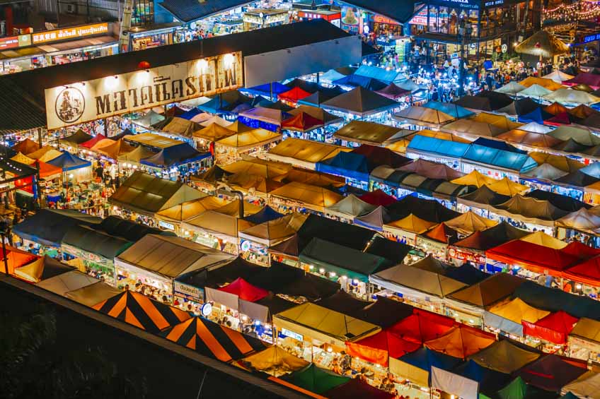 ตลาดนัดรถไฟ ตลาดนัดในกรุงเทพ เที่ยวกรุงเทพ