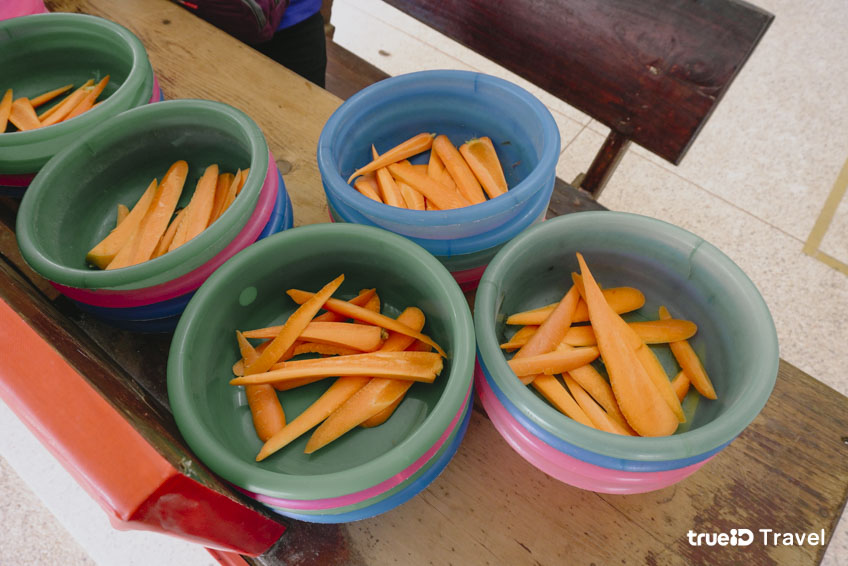 ให้อาหารยีราฟ สวนสัตว์ กาญจนบุรี 