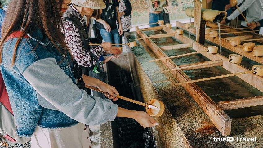 การล้างมือที่บ่อน้ำในศาลเจ้าญี่ปุ่น