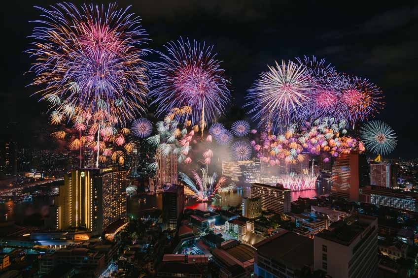 จุดชมพลุ ปีใหม่ 2568 ริมแม่น้ำเจ้าพระยา ในกรุงเทพ