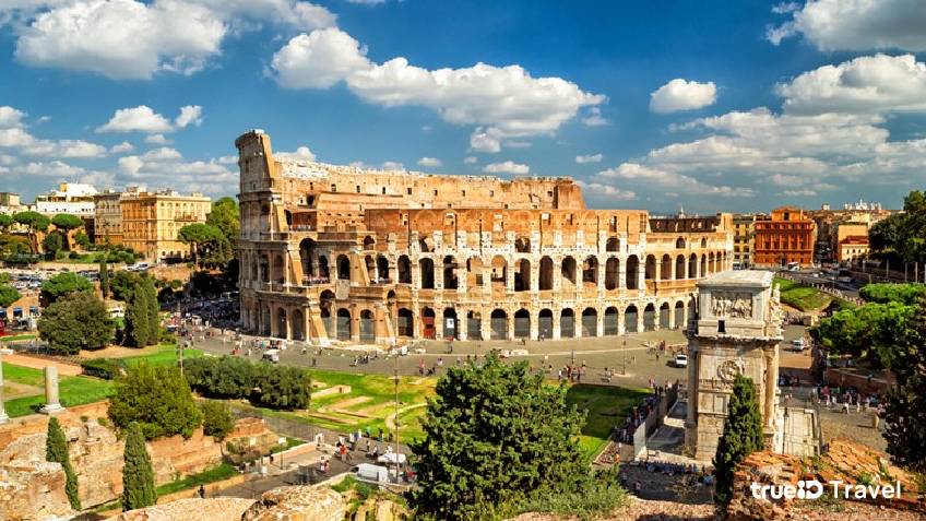 โคลอสเซียม (Colosseum) หรือ ทวิอัฒจันทร์ฟลาเวียน (Flavian Amphitheatre) ประเทศอิตาลี