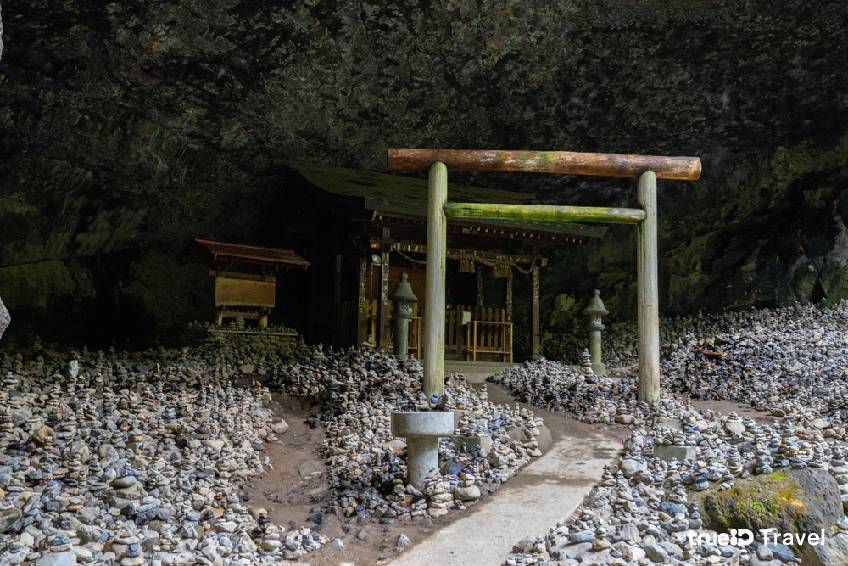 ศาลเจ้าอามาโนะ อิวาโตะ (Amano Iwato Shrine) จังหวัดมิยาซากิ เป็นถ้ำที่อามาเทราสึหนีไปซ่อนตัว