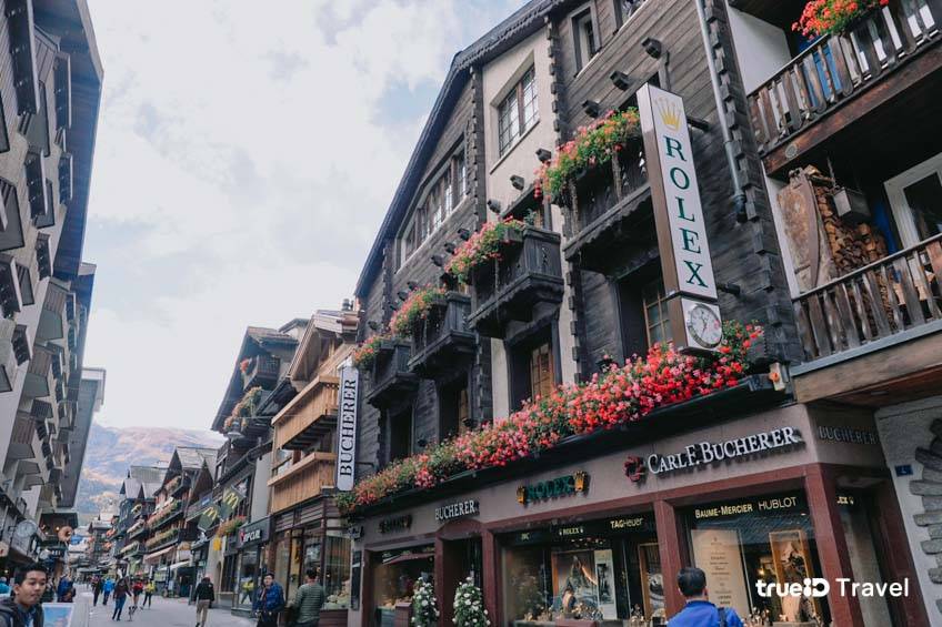 Zermatt เป็นเมืองเล็กๆ ที่ยังคงรูปแบบของอาคารสิ่งก่อสร้างแบบเดิมๆ ไว้