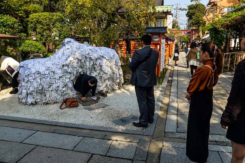การก้มตัวลอดผ่านรูของหินศักดิ์สิทธิ์ เอ็นคิริ (Enkiri) ที่ศาลเจ้าบอกเลิก ยะสุอิ ที่เกียวโต
