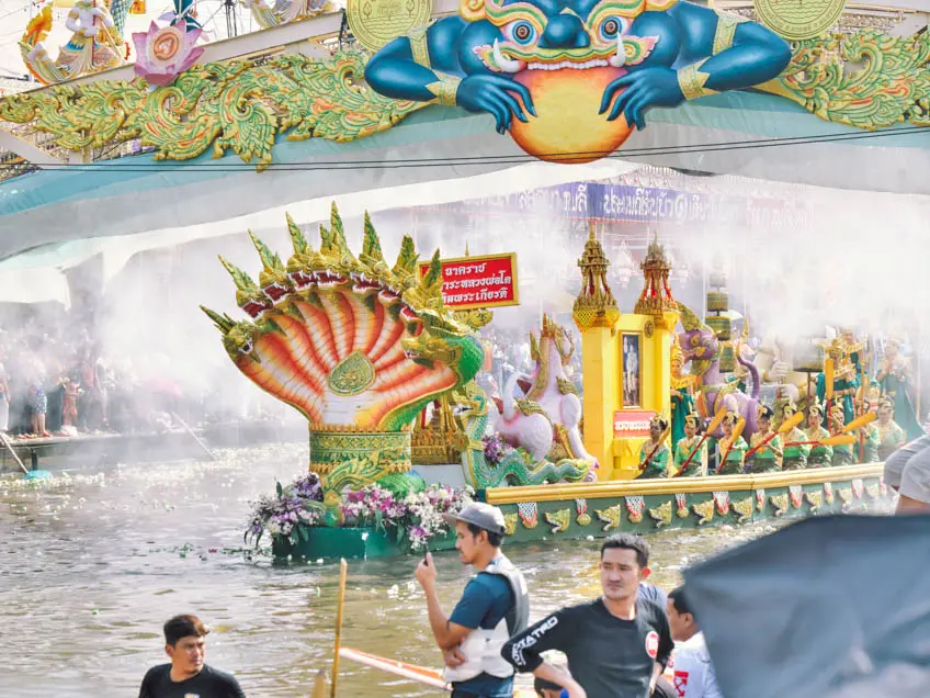 วัดบางพลีใหญ่ใน สมุทรปราการ ประเพณีโยนบัว รับบัว
