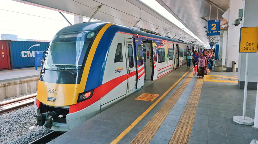 รถไฟด่วน KTM Komuter การเดินทางไปมาเลเซีย