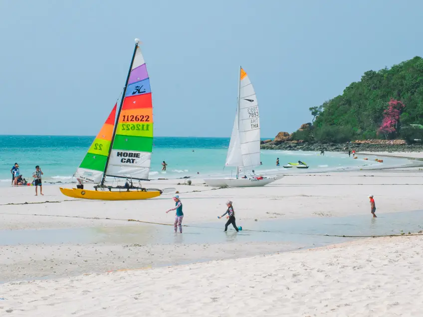 ที่เที่ยวหน้าร้อน เกาะล้าน หาดเทียน เรือใบ