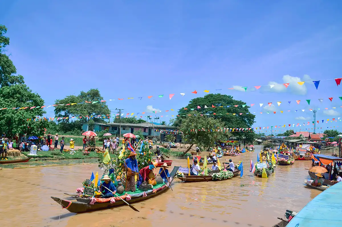 แห่เทียนพรรษาทางน้ำ ลาดชะโด พระนครศรีอยุธยา 2568 