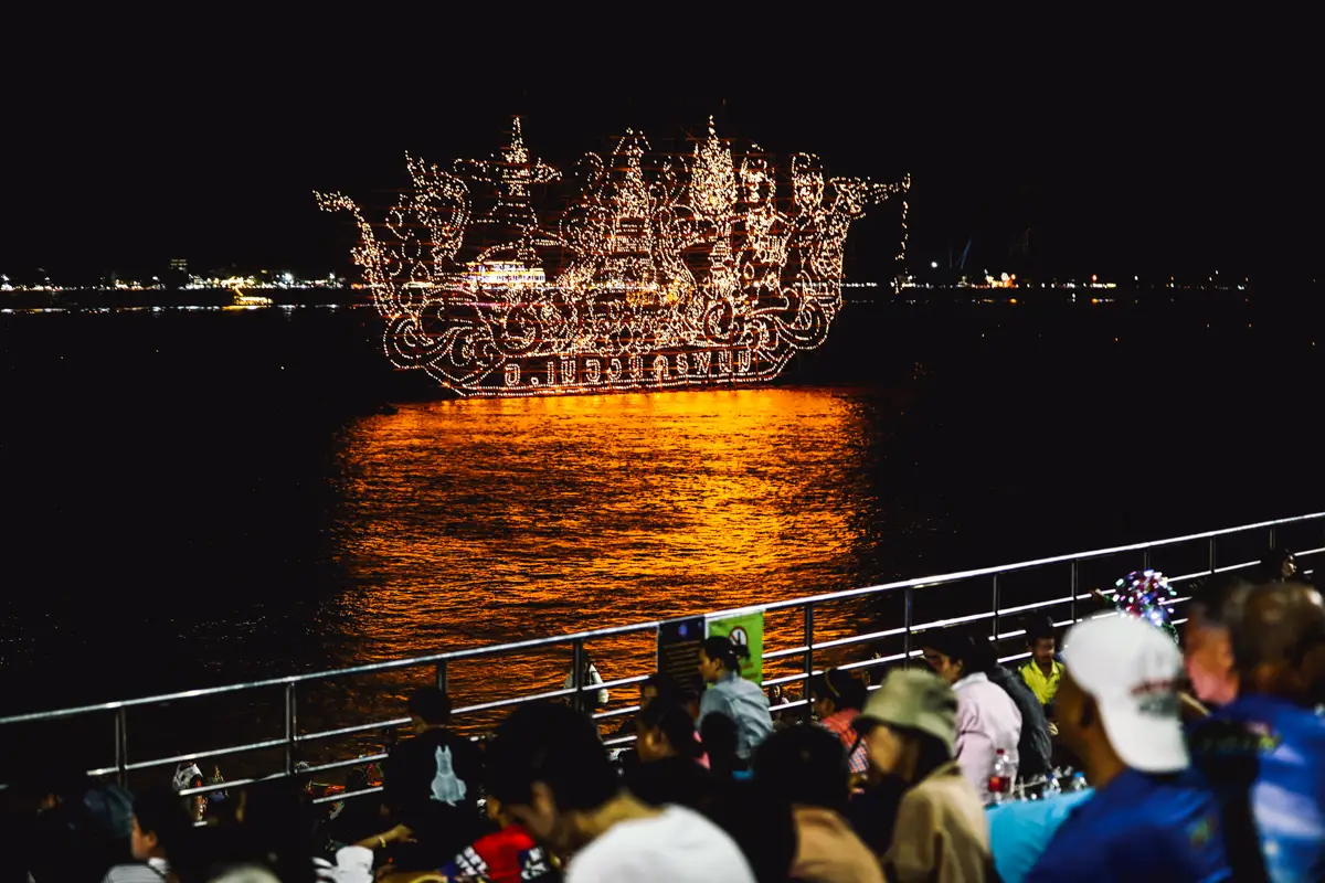 งานไหลเรือไฟ นครพนม 2568 วันออกพรรษา