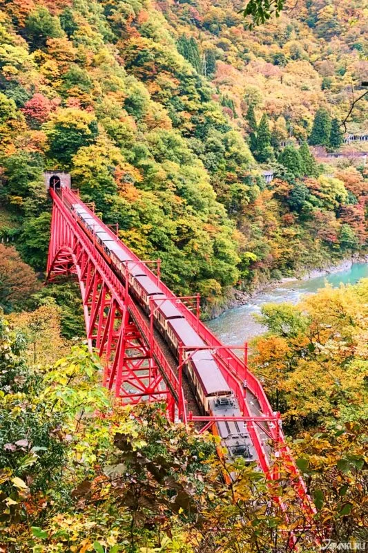 สะพาน Shin-Yamabiko Bridge (新山彦橋) สีแดงสด