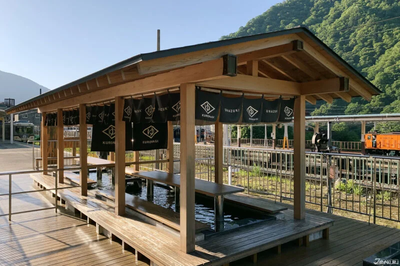 อะชิยุ (足湯) หรือบ่อแช่เท้าแบบญี่ปุ่น