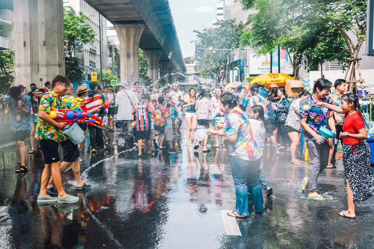 สงกรานต์สีลม 2569 เล่นน้ำ ถนนสีลม กรุงเทพ