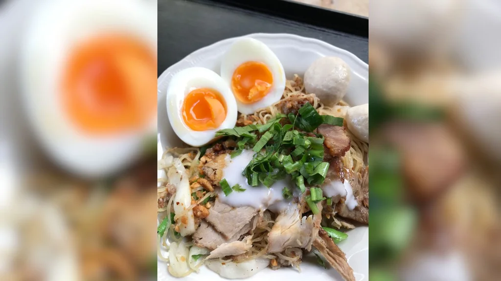 ก๋วยเตี๋ยวหมูย่างกะทิสด อัมพวา