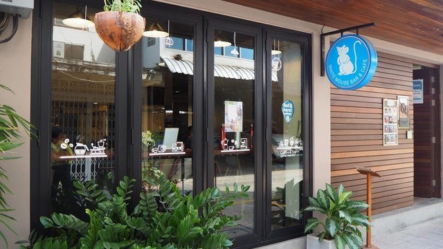 รำลึก "เจ้าดาราทอง" ที่ White Mouse Bar & Cafe
