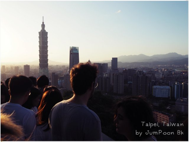 ไต้หวัน ชีวิตชิดขวา: Standing on the right