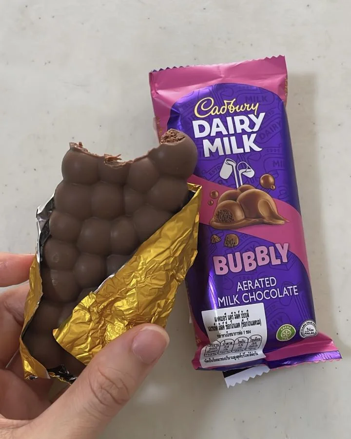 รีวิว ช็อกโกแลต Dairy Milk Bubbly เป็นมิตร ขี้เล่น ขี้อ้อน อ่อนโยน