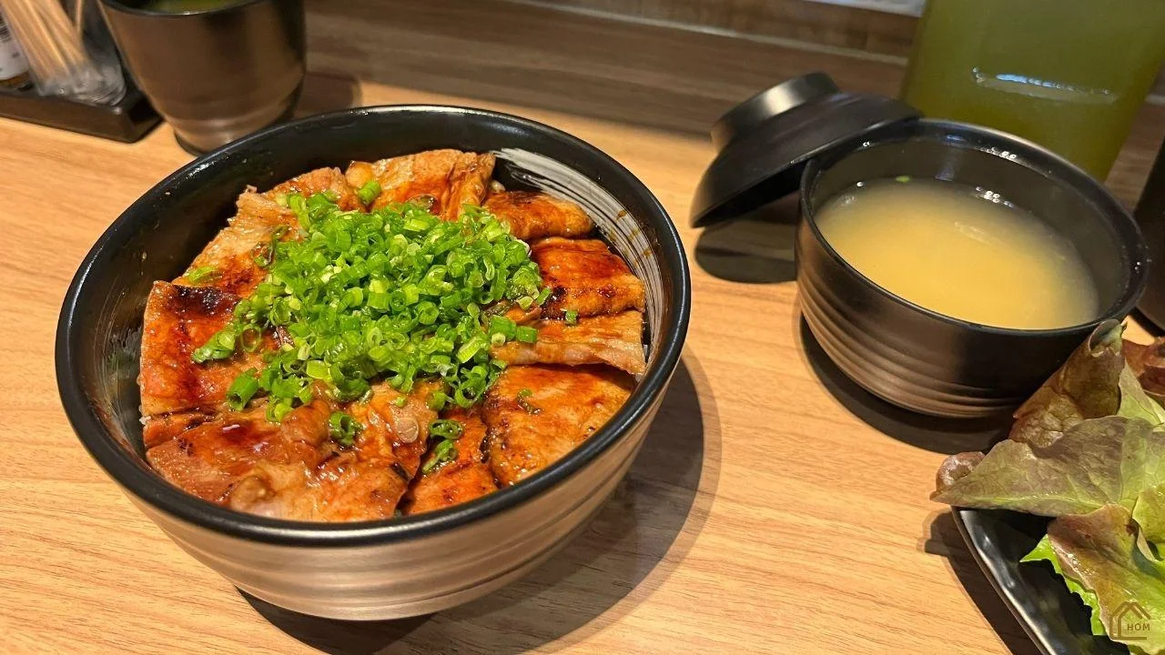 ใส่กระปุกความสุขมื้ออร่อย Ohachi ข้าวหมูย่างถ่านชามโต อารีย์