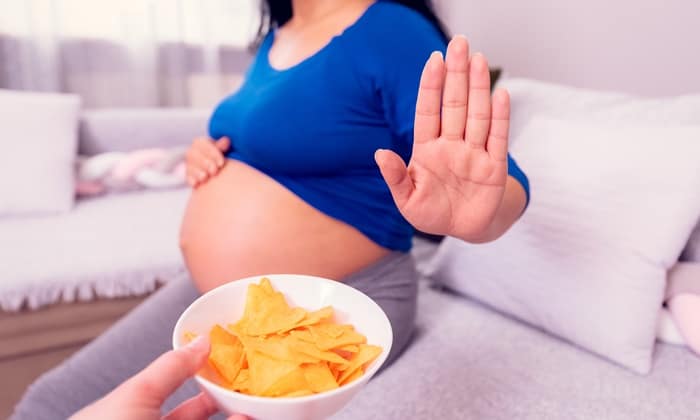 อาหารและเครื่องดื่มที่ หญิงตั้งครรภ์ควรเลี่ยง มีอะไรบ้าง